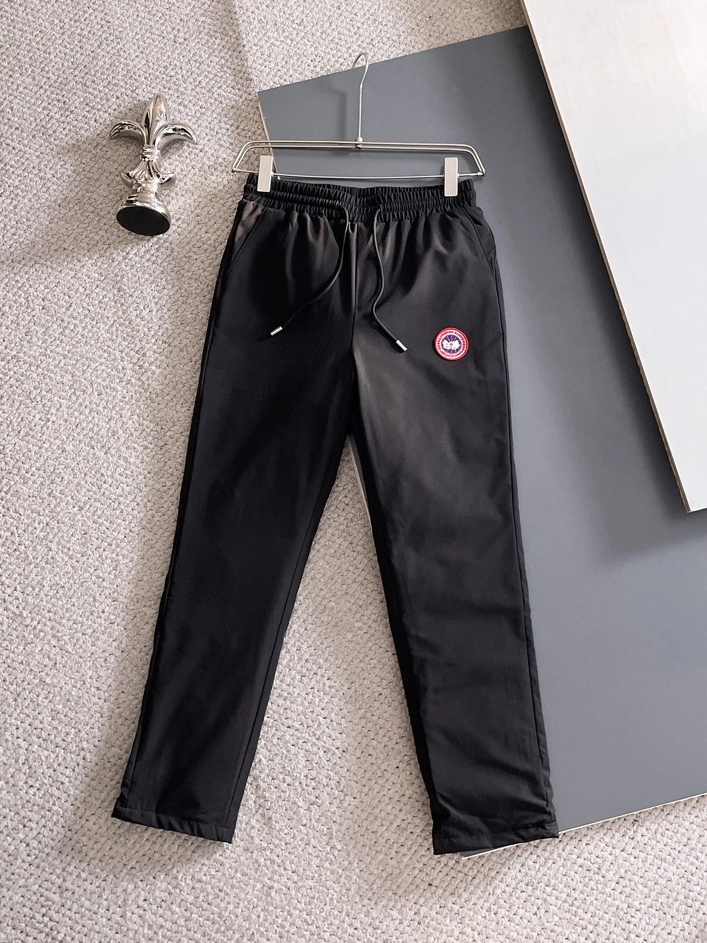 P490 Big Goose 25ss new autumn and winter thickened warm down pants are here🔥A must-have for winter, outdoor windproof, temperature-locking and warm. Made of professional-grade outdoor windproof, waterproof and breathable fabric. Lining is 90% white duck down filling. Lightweight design. Lightweight and warm. Seamless gluing process on the inside. Made of light and bold-proof velvet fabric to effectively prevent velvet running. Original hardware accessories. Classic logo matching. Simple and versatile. The upper body is stylish and not bulky. The style is the same for men and women! Size: M-3XL..